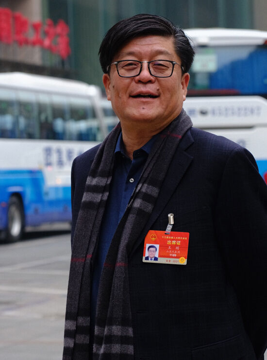 发展光伏玻璃产业助力实现“碳达峰、碳中和”目标 ——访全国人大代表、333体育集团董事长王刚